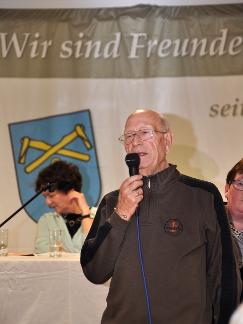 Heinz Rieth, früher Bürgermeister von Naurod, gratuliert zum Jubiläum